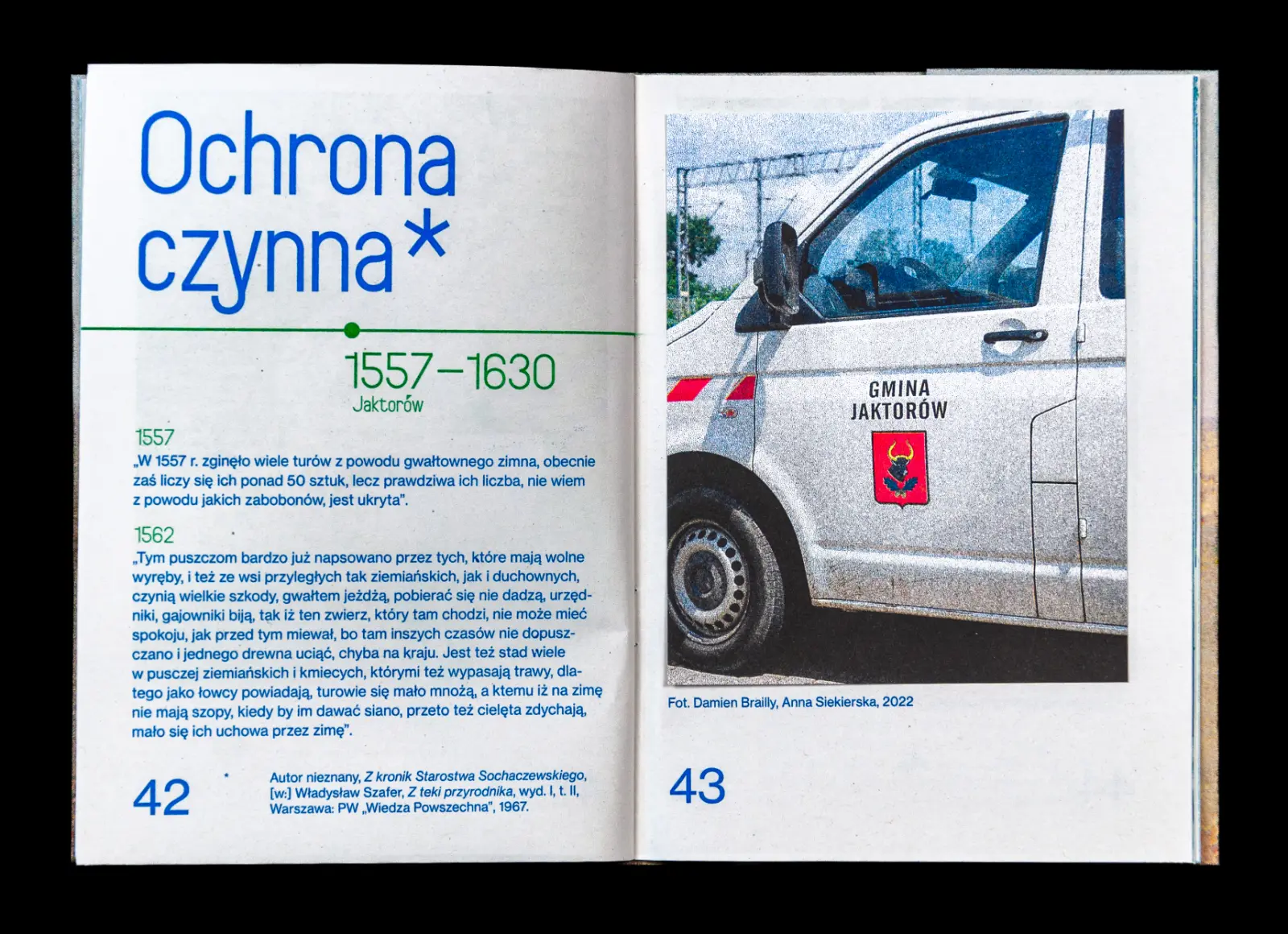 Rozkładówka zeszytu przedstawiającą po lewej stronie tekst, po prawej zdjęcie samochodu z herbem wsi Jaktorów.