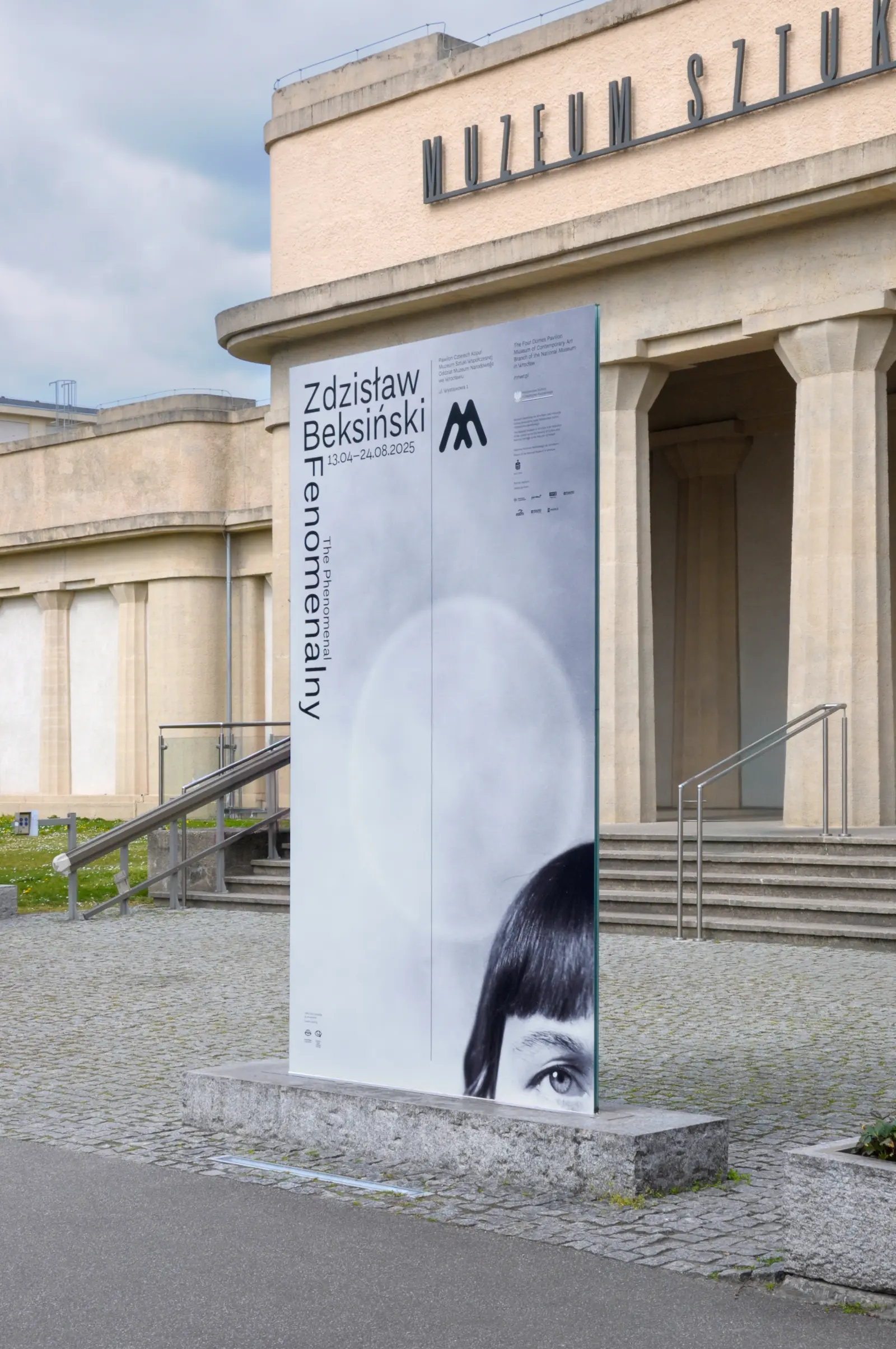 Plakat wystawy „Fenomenalny. Zdzisław Beksiński” wywieszony przed Pawilonem Czterech Kopuł we Wrocławiu.